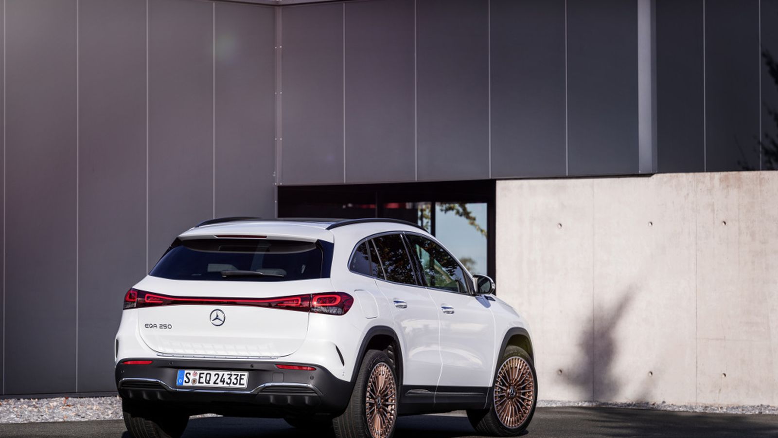 Más adelante se incorporarán a la oferta dos versiones más del EQA, ambas ya con un motor eléctrico en el eje trasero y, así, tracción total, con 228 y  292 CV.