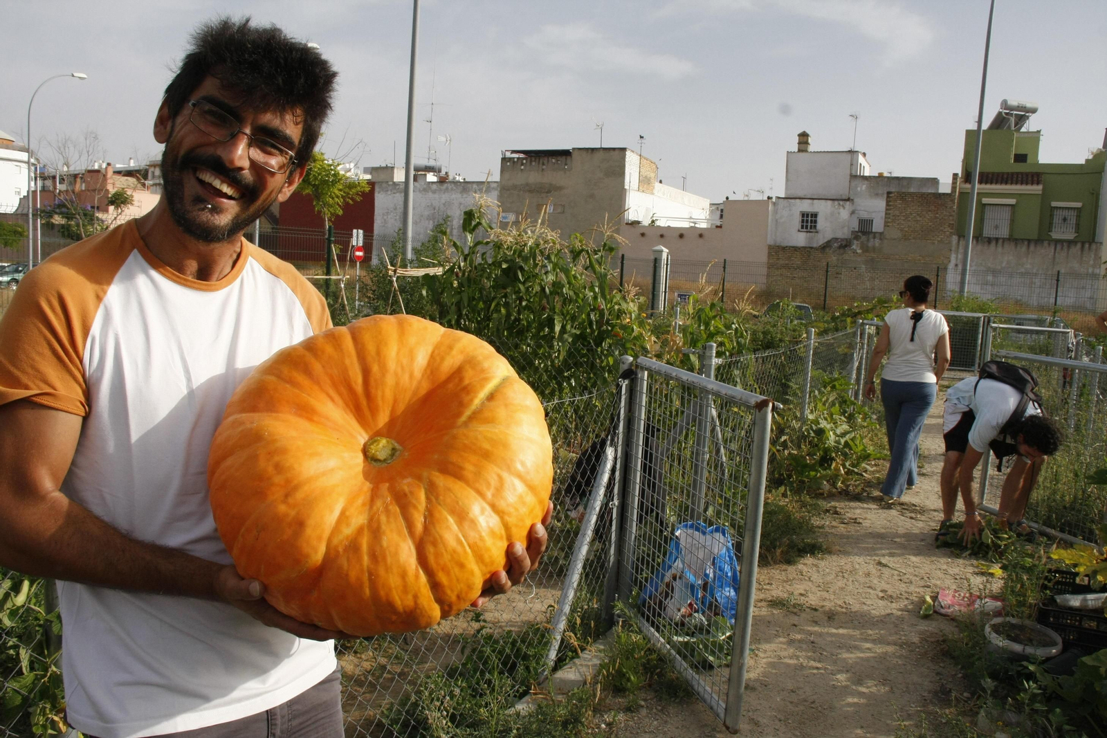 El jardinero de uno de los huertos de Caja de Agua muestra uno de los productos cosechados en las parcelas.