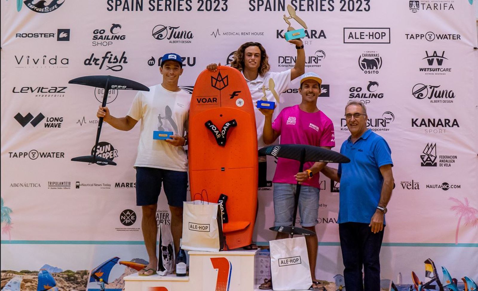 Julián López (i), Angel Candel y Daniel Buades, en el podio