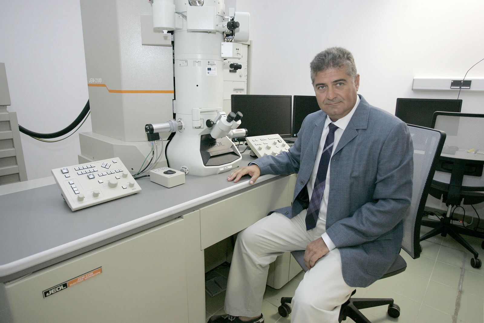 Antonio Posadas en el laboratorio del Edificio Científico Técnico de la UAL