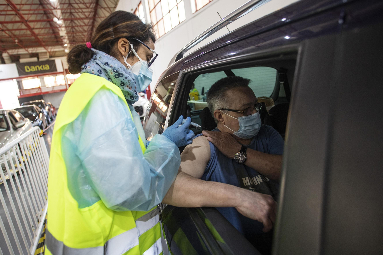 Fotos: así se está vacunando en Granada a los mayores de 60 años