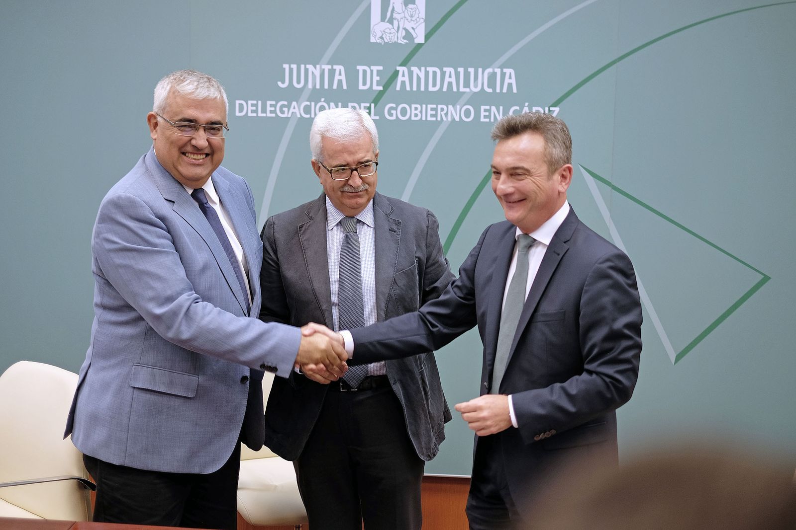 El consejero de Economía y Conocimiento, Antonio Ramírez, el vicepresidente de la Junta, Manuel Jiménez Barrios, y el rector de la UCA, González Mazo.