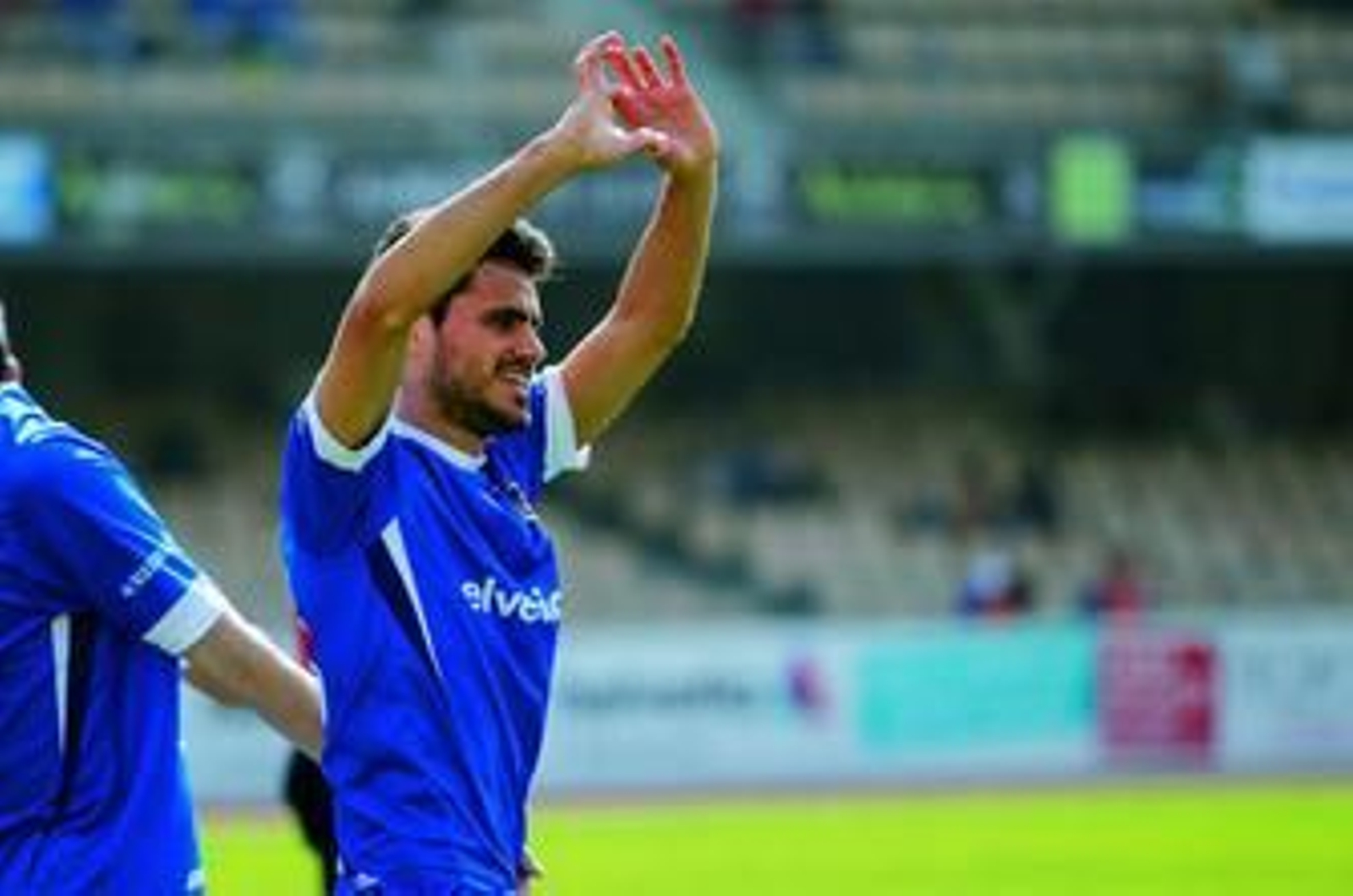 Barba celebra el primer gol de la historia del XDFC al Xerez Bpié.