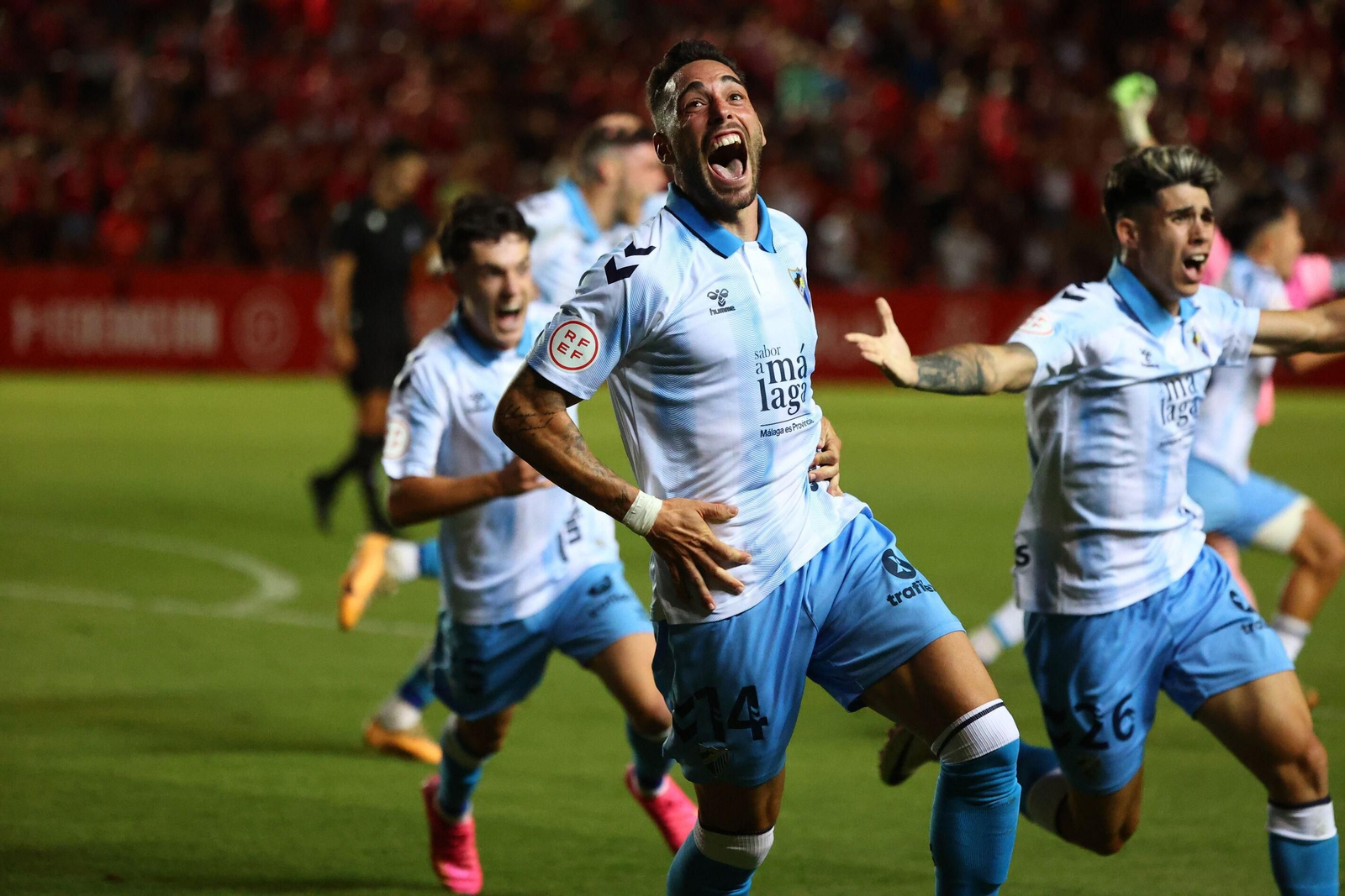 El Málaga celebra el gol del ascenso.