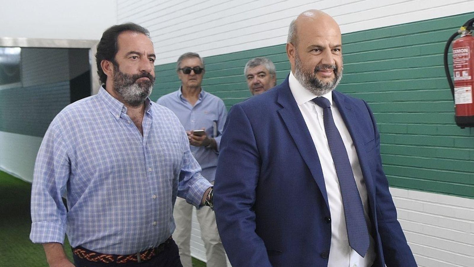 Enrique Rodríguez Zarza, acompañado por Miguel Romero, antes de su rueda de prensa. Enrique Rodríguez Zarza, acompañado por Miguel Romero, antes de su rueda de prensa.