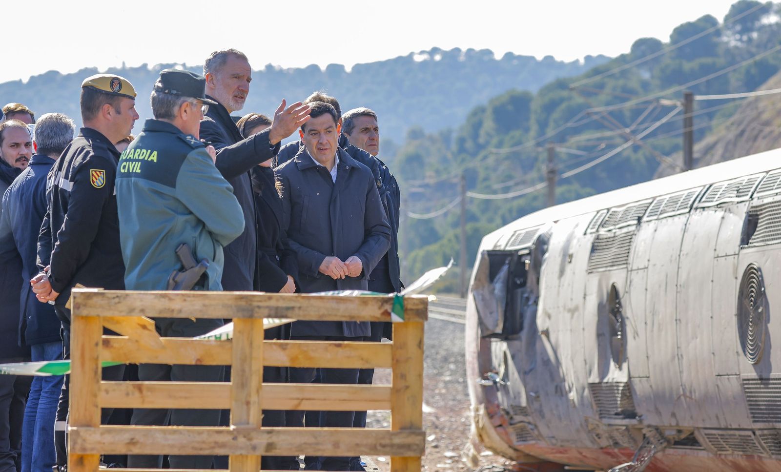 Los Reyes, junto al presidente de la Junta de Andalucía, Juanma Moreno, en el lugar del accidente ferroviario.