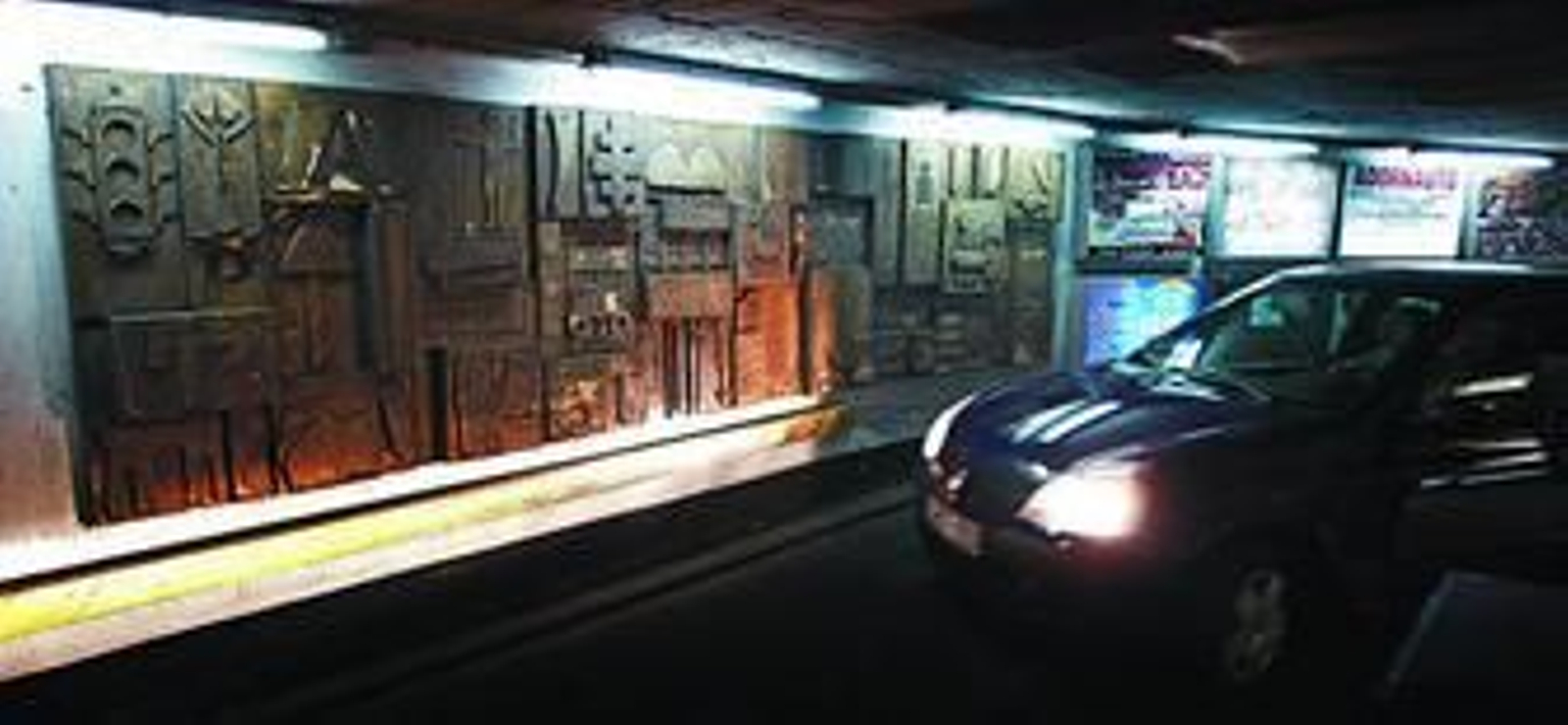 El mural del parking de Canalejas es una de las numerosas obras del artista en la ciudad.
