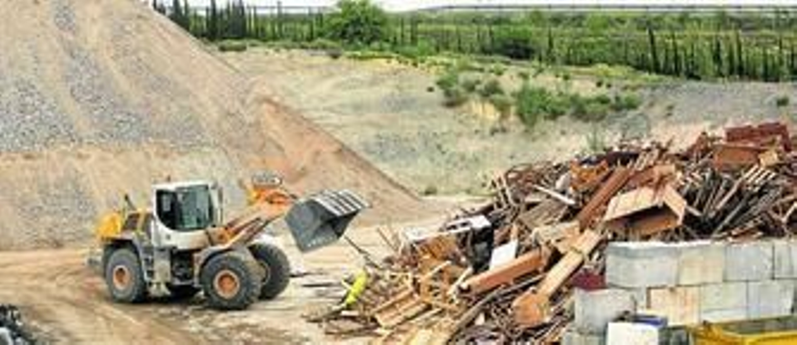 Restos de madera industrial apilados para ser tratados en la planta de reciclaje Arecosur de Málaga capital. Restos de madera industrial apilados para ser tratados en la planta de reciclaje Arecosur de Málaga capital.