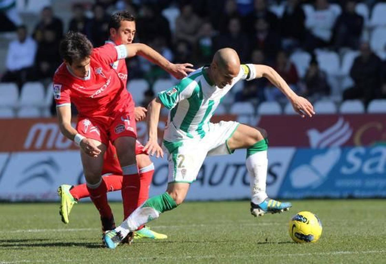 El Córdoba no puede coronar con una victoria su dominio ante el Celta de Vigo en el Arcángel (0-0). / José Martínez