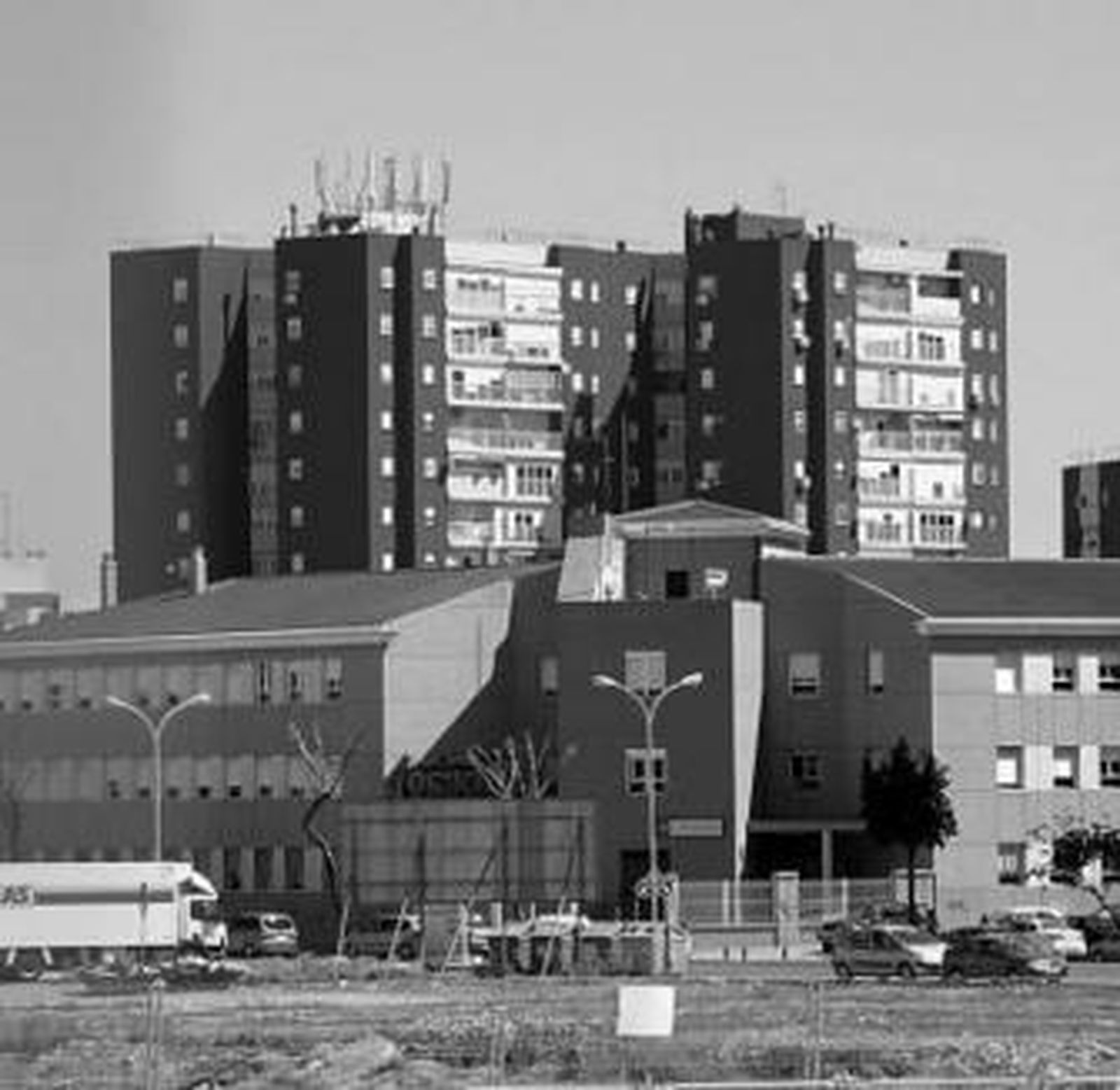 Un edificio de Montequinto con antenas en su azotea.