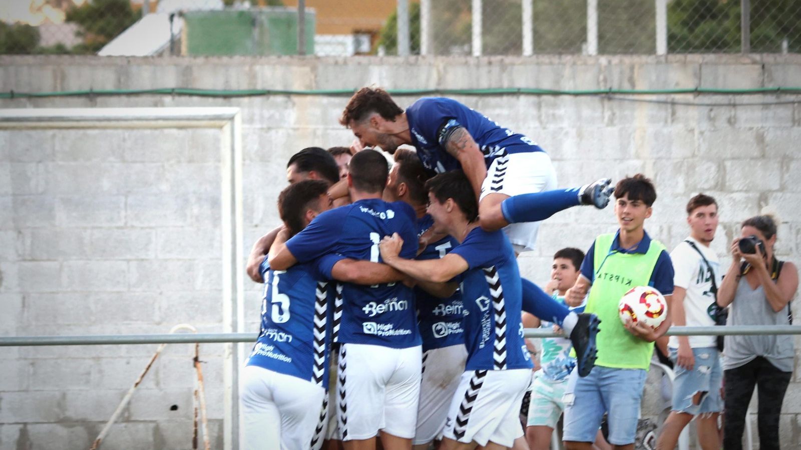 Los xerecistas celebran el gol de Juan Andrés.