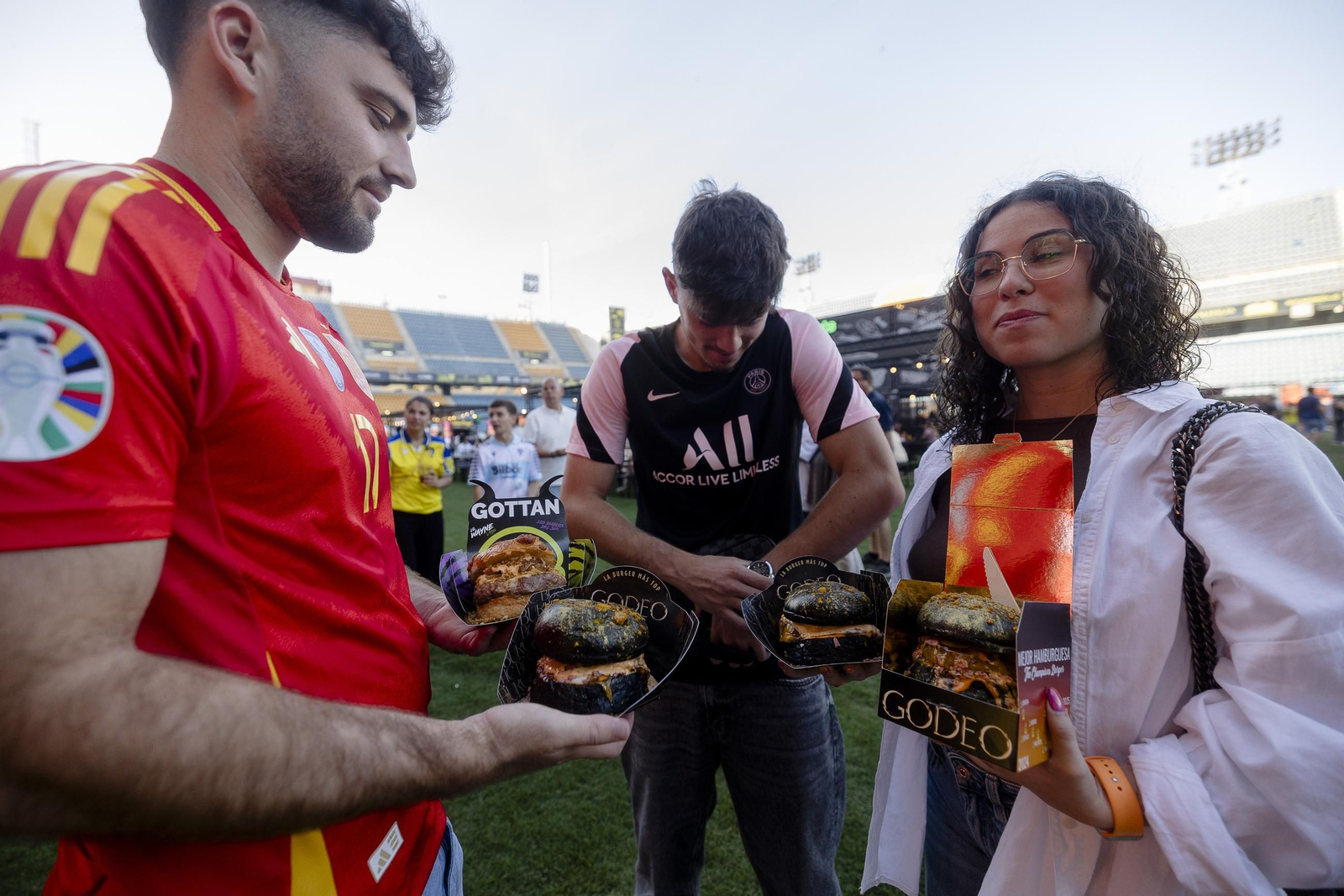 Búscate en las imágenes de la inauguración de The Champions Burger en el estadio Nuevo Mirandilla