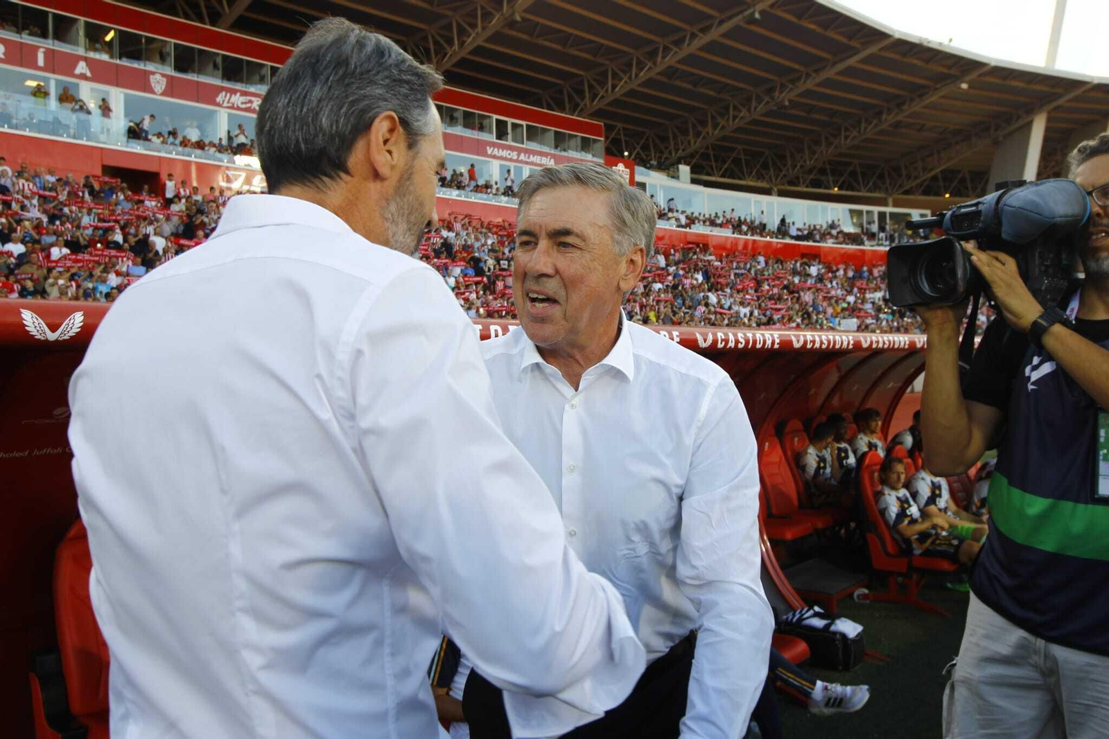 Vicente Moreno y Carlo Ancelotti se saludan antes del comienzo del partido entre rojiblancos y blancos.