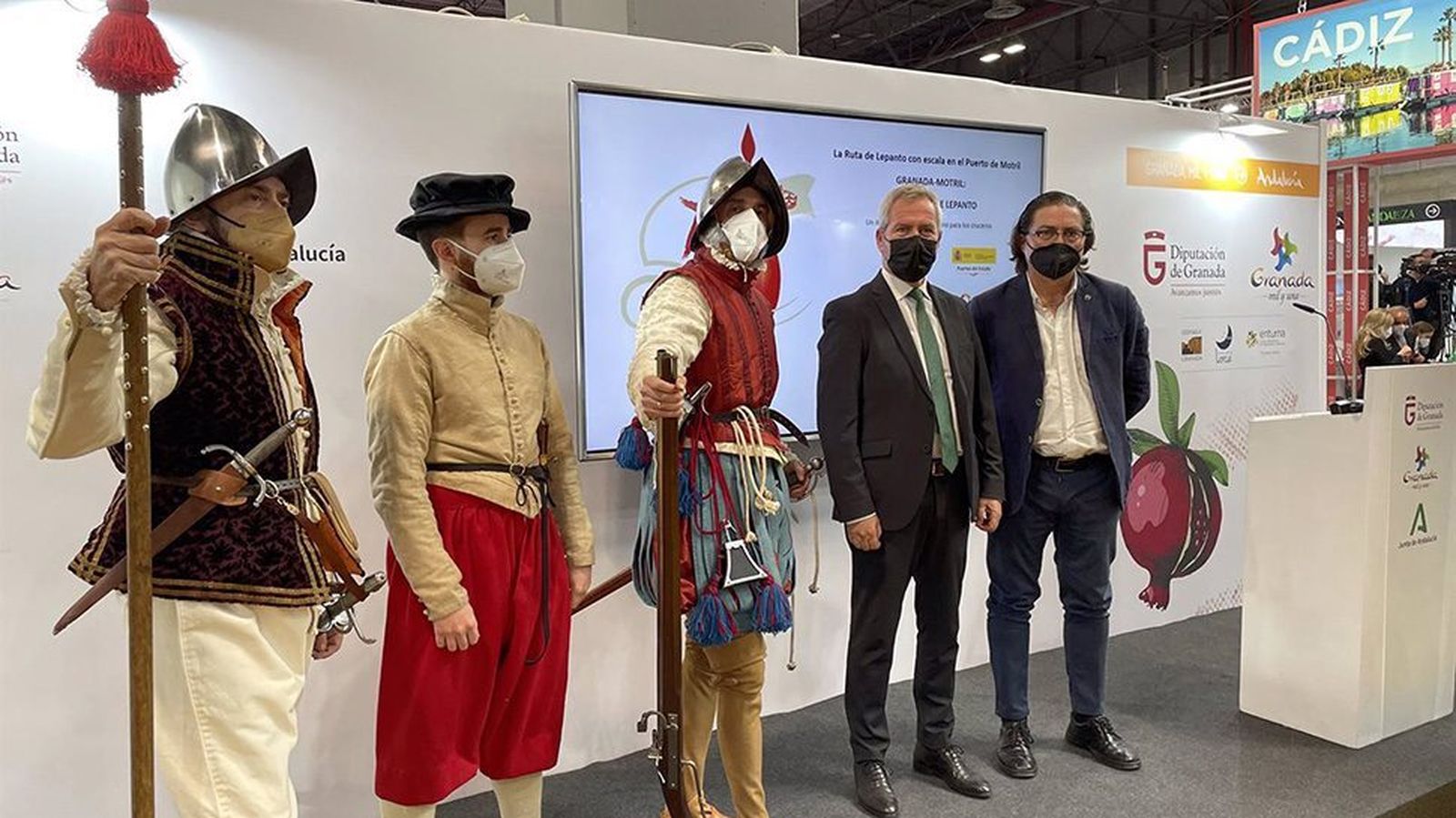 El presidente de la autoridad portuaria, José García, junto al historiador y periodista César Requesen esta mañana en Fitur.