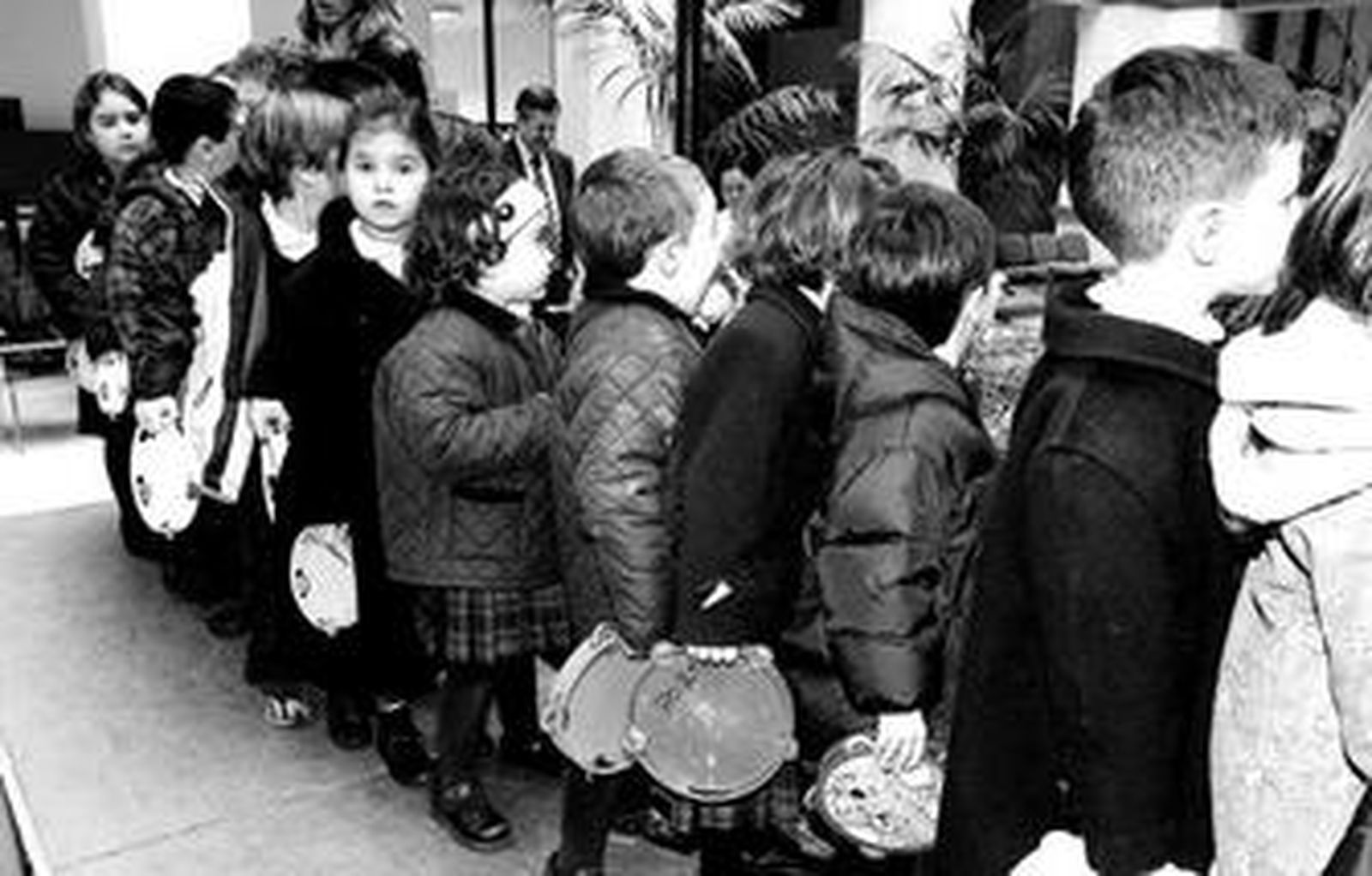 Un grupo de niños visitan un Belén durante las navidades del año pasado.