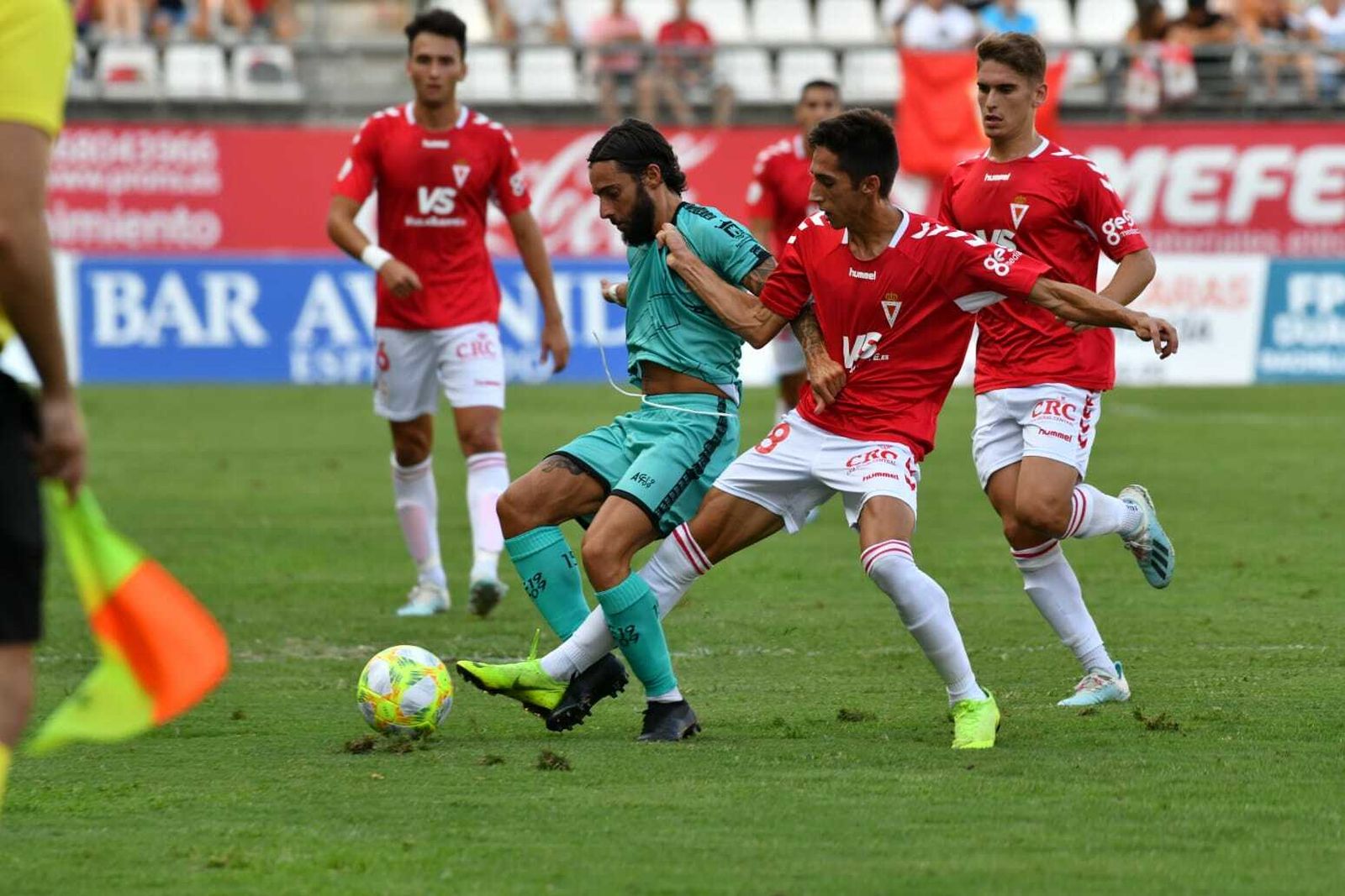 El algecireño Antoñito mantiene el balón ante un jugador del Murcia.