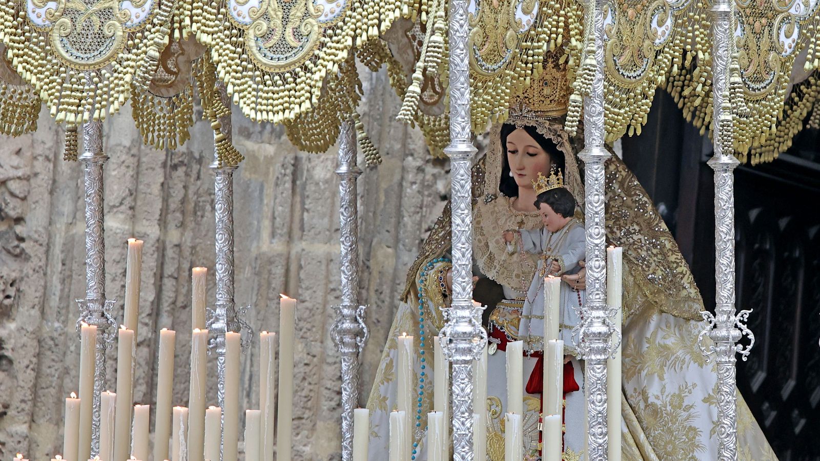 Procesión de Madre de Dios del Rosario de Capataces y Costaleros en Jerez