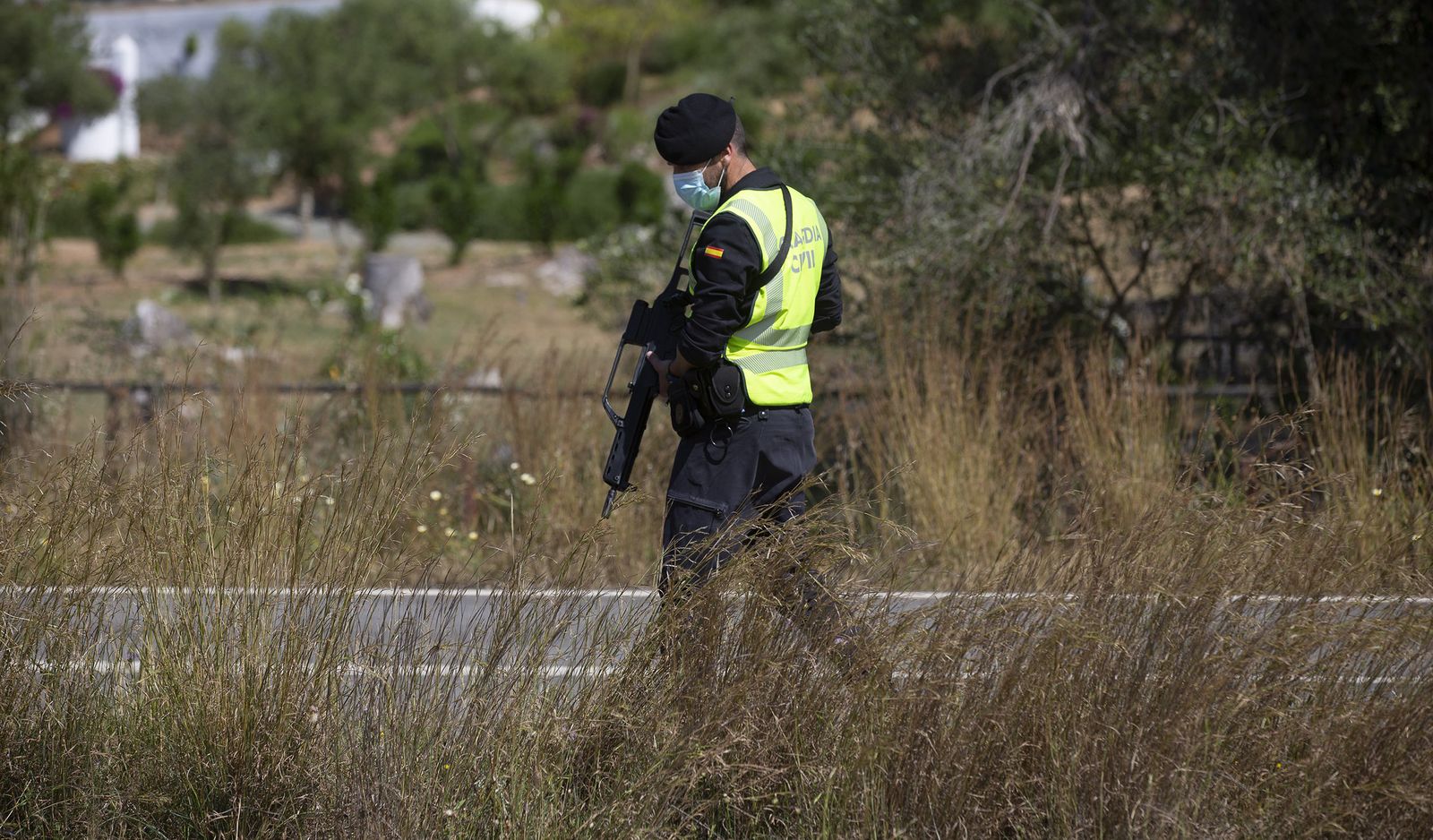 Un guardia civil, durante una operación en Sevilla.