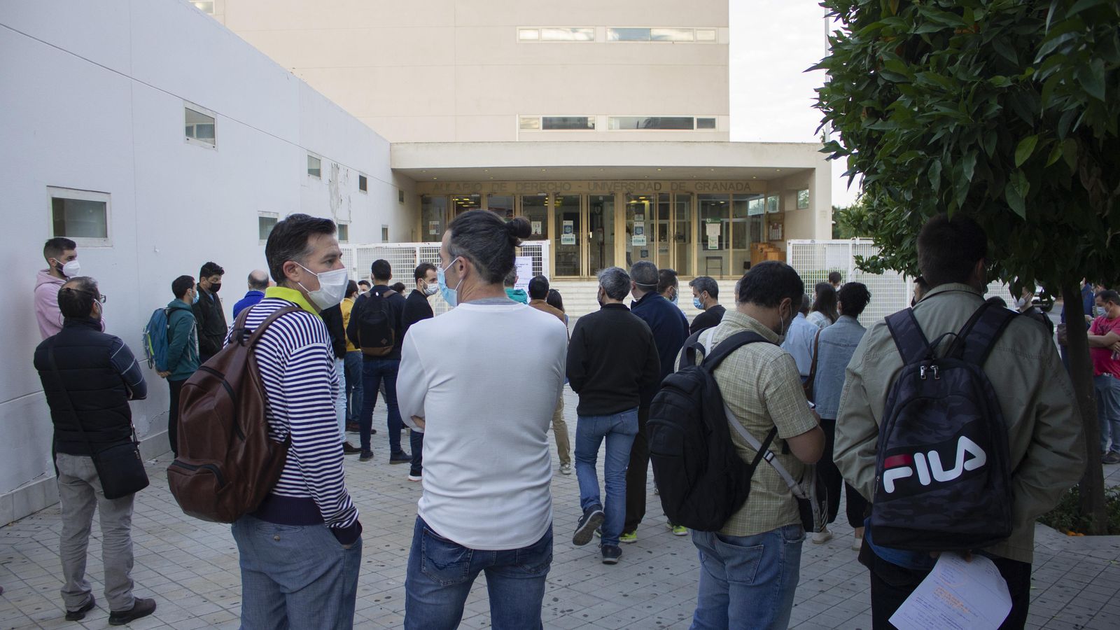 Antes de comenzar, opositores a las puertas del Aulario de Derecho.