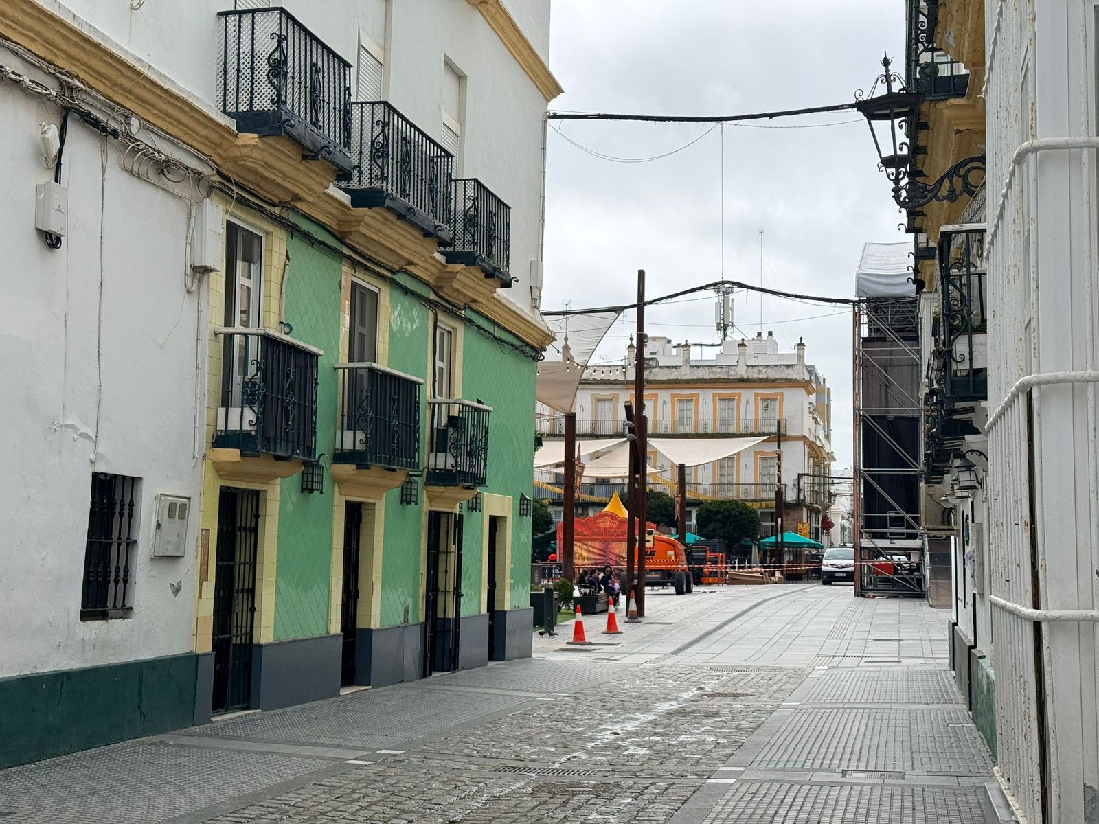 La calle Las Cortes, con el montaje de la Plaza del Carnaval de fondo.