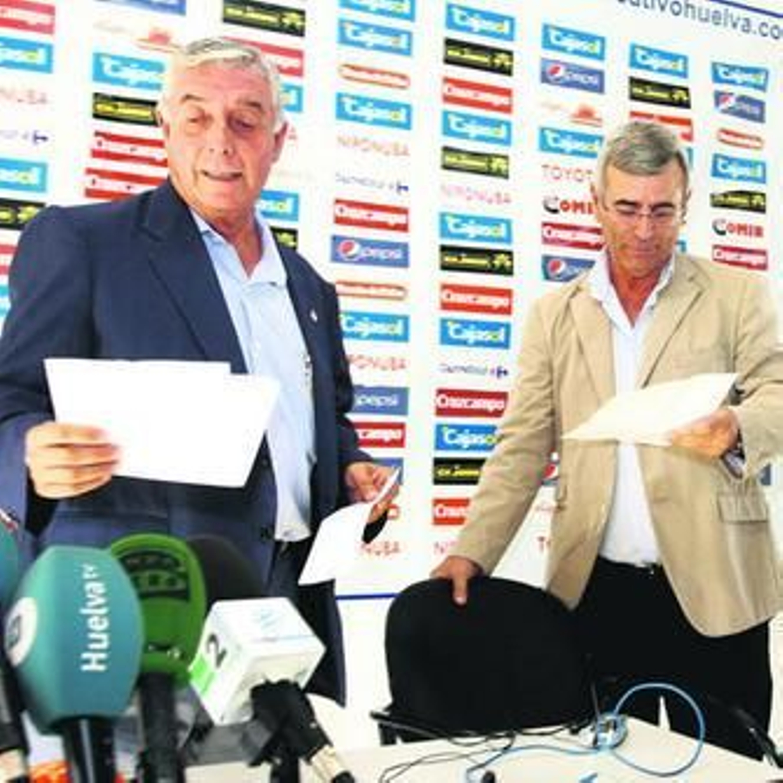 José Miguel de la Corte y Vicente Quiles, con sus cartas de dimisión, antes de comenzar la rueda de prensa.