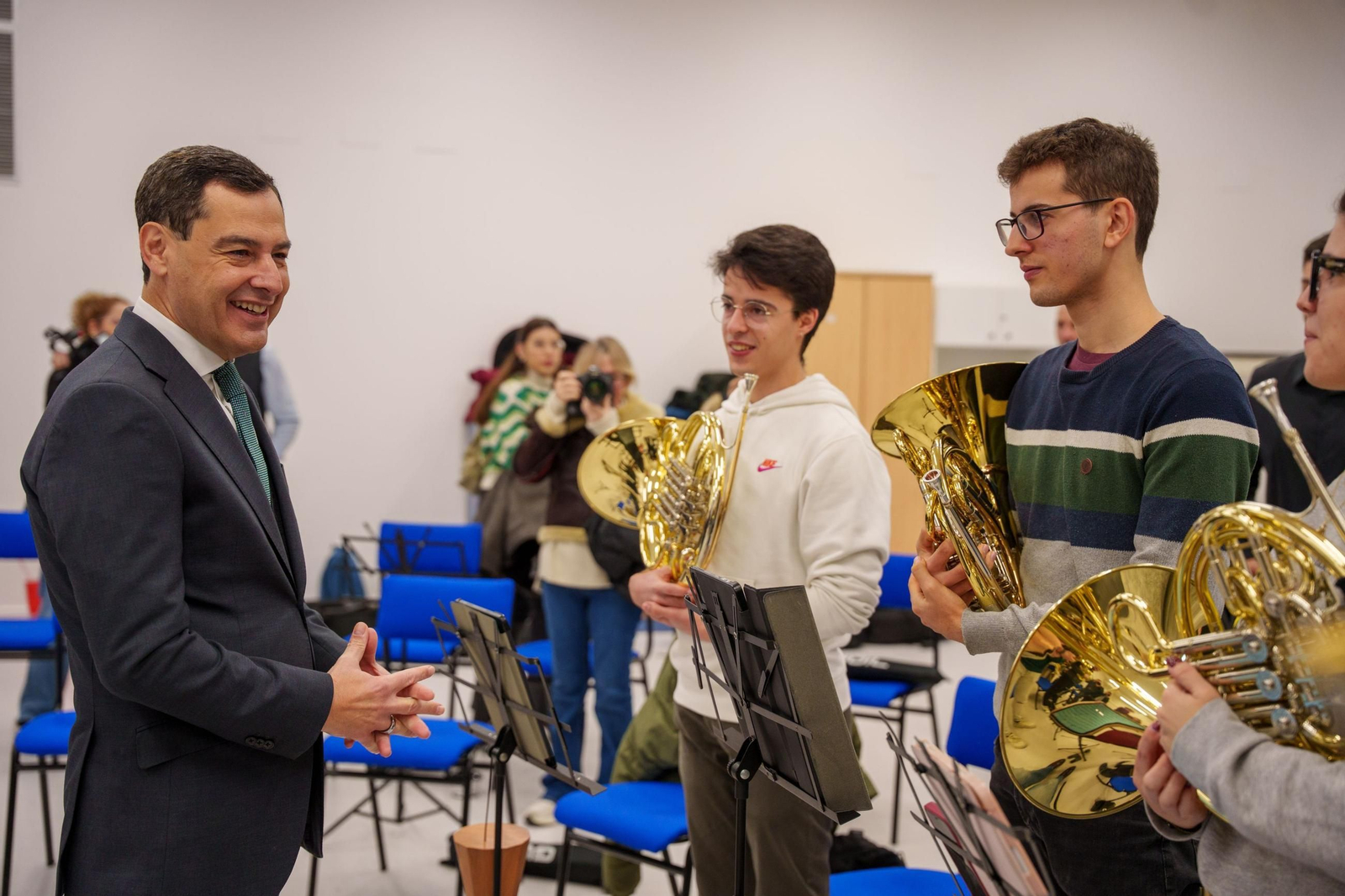 El presidente de la Junta con alumnos del conservatorio de Jaén.
