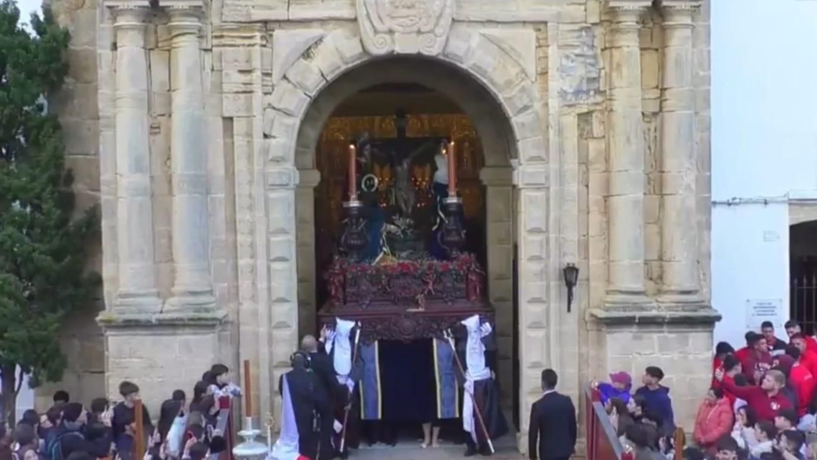 Captura de la salida del Cristo de la Buena Muerte desde la parroquia de Santa Catalina. Captura de la salida del Cristo de la Buena Muerte desde la parroquia de Santa Catalina.