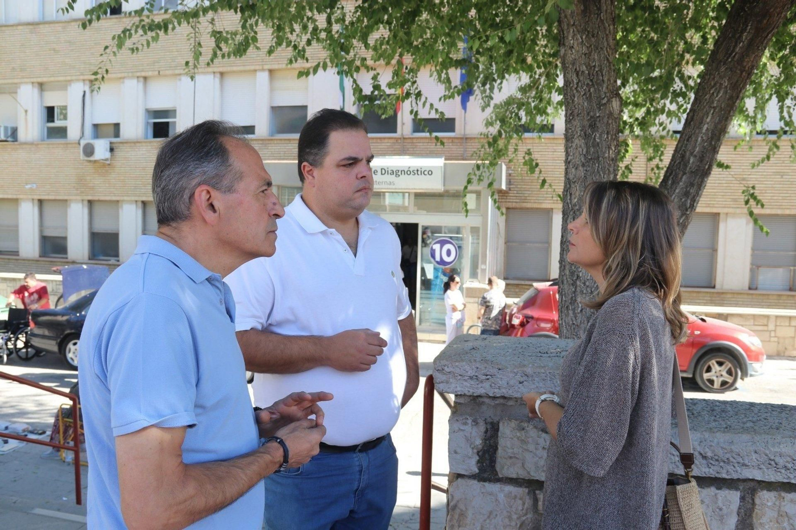 Víctor Torres (centro), junto a Jacinto Viedma y Ana Cobo, ante el Centro de Diagnóstico.
