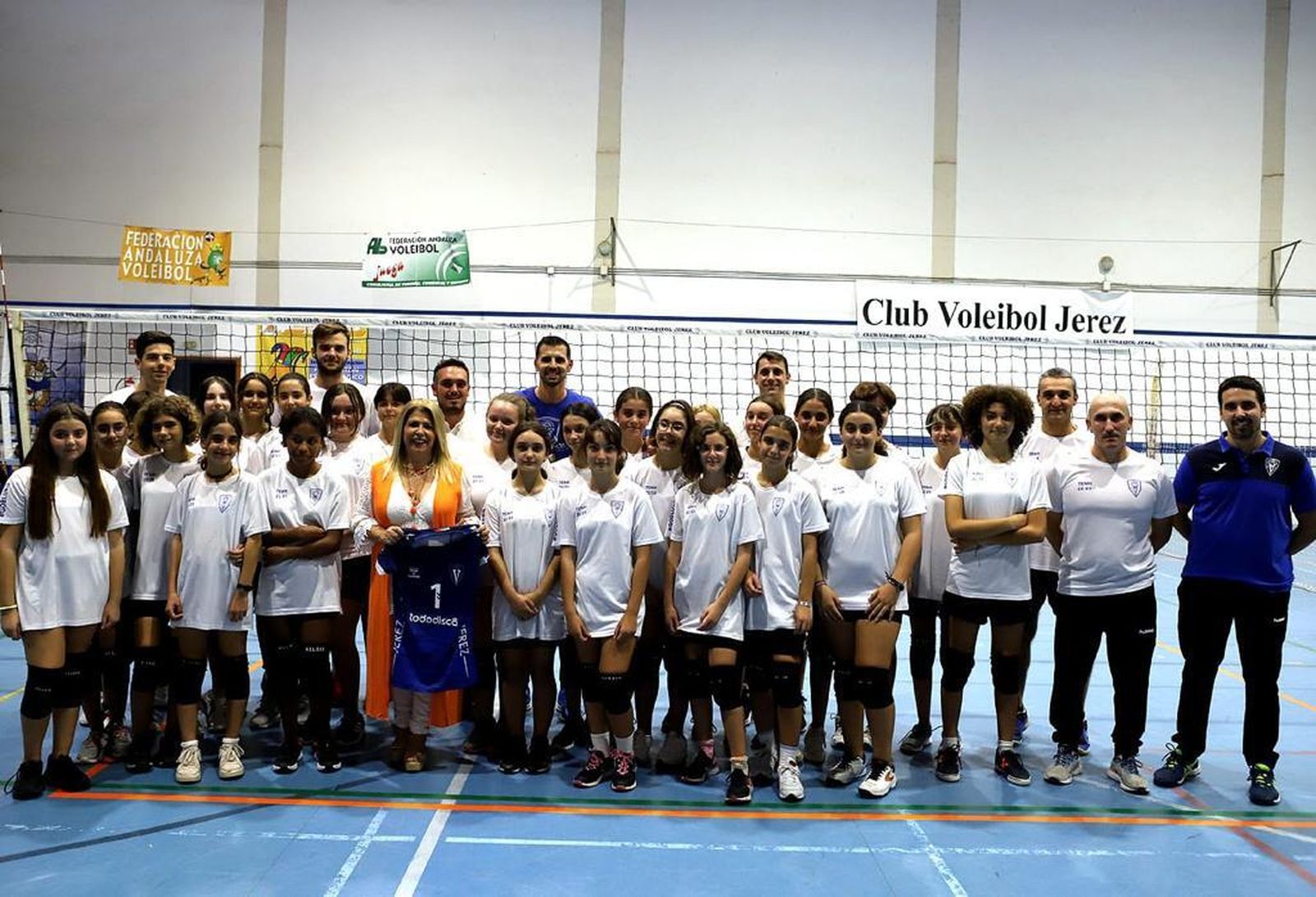 Foto de familia de Mamen Sánchez con integrantes del Club Voleibol Jerez.