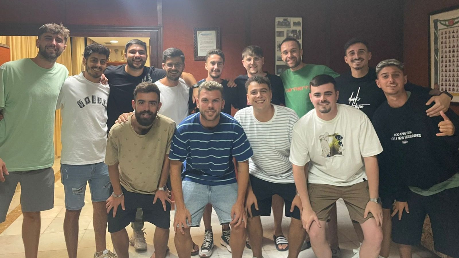 El grupo de la 'Una Chirigota con sHoNikEt3'.