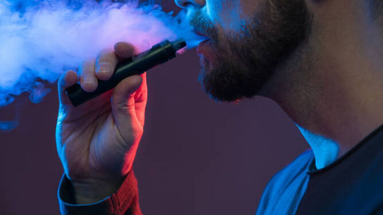 Los farmacéuticos alertan a los gaditanos sobre los peligros del vapeo