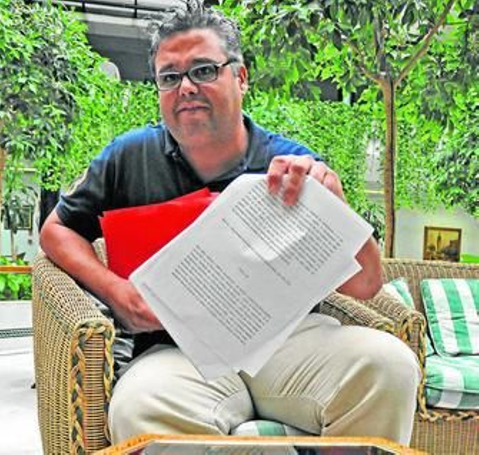 Eduardo Contreras, padre de María, una pequeña que sufre parálisis por una negligencia.