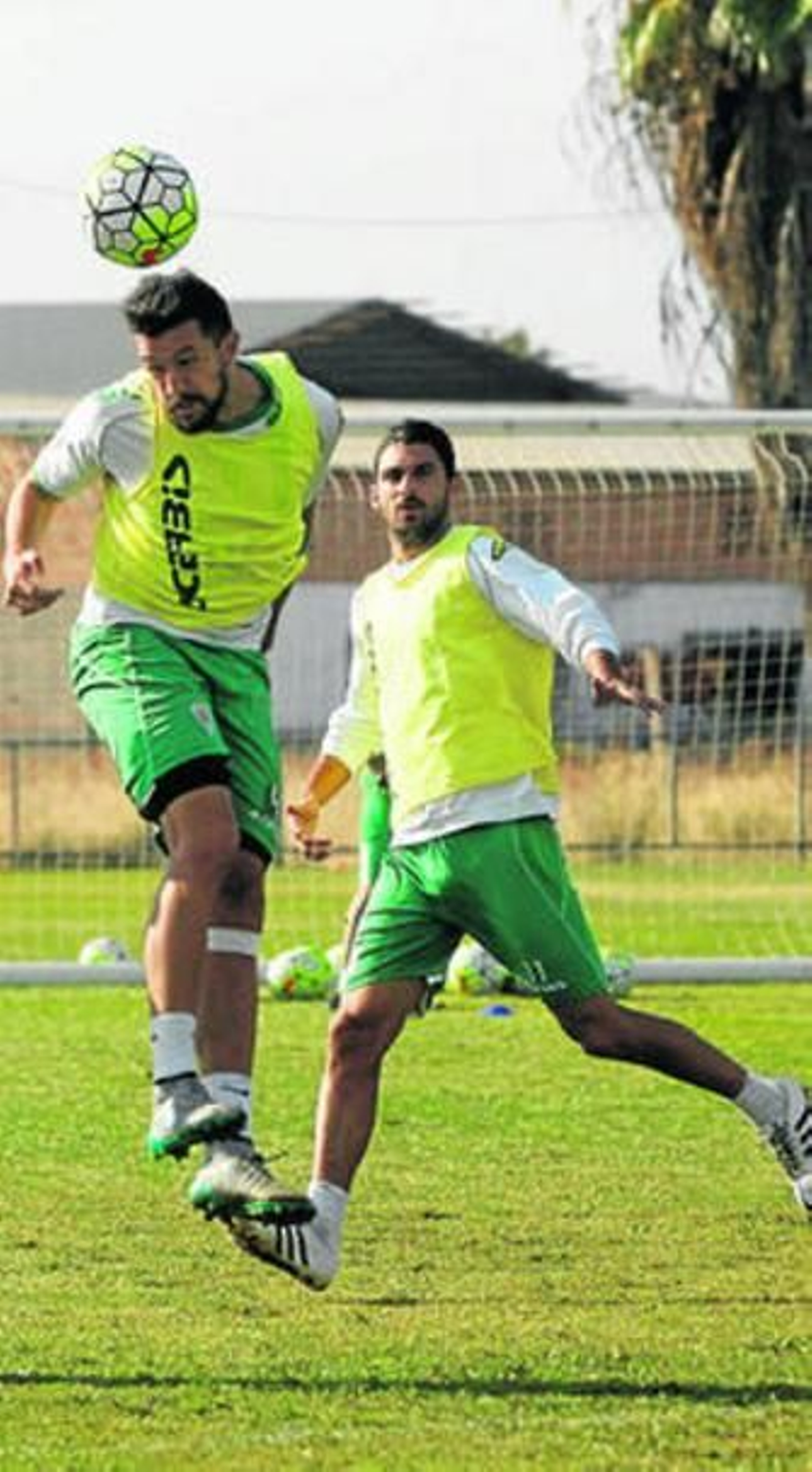 Héctor Rodas cabecea el balón ante la mirada de Arturo en la sesión de trabajo de ayer. Héctor Rodas cabecea el balón ante la mirada de Arturo en la sesión de trabajo de ayer.