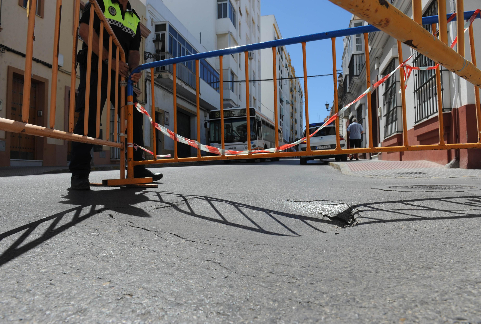 Imagen de archivo de un socavón en la calle Ruiz Marcet, en San Fernando.