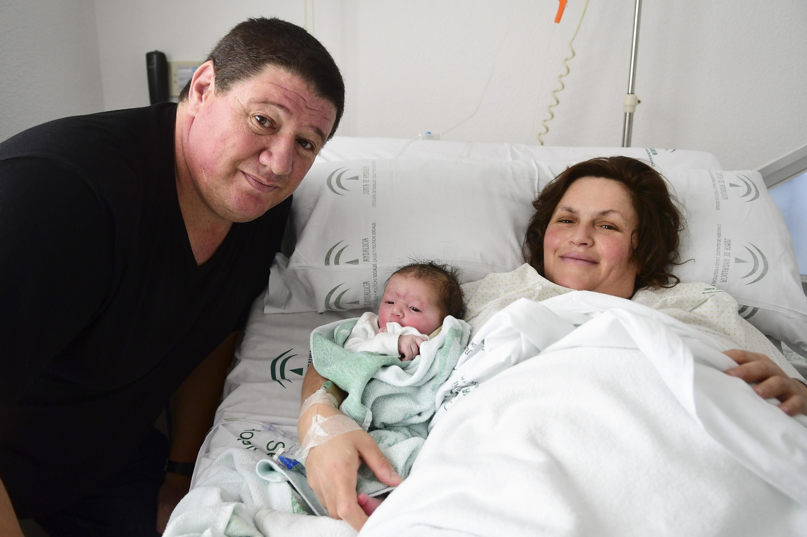 José Miguel y Ana Isabel posan con la pequeña Noelia en el Reina Sofía.