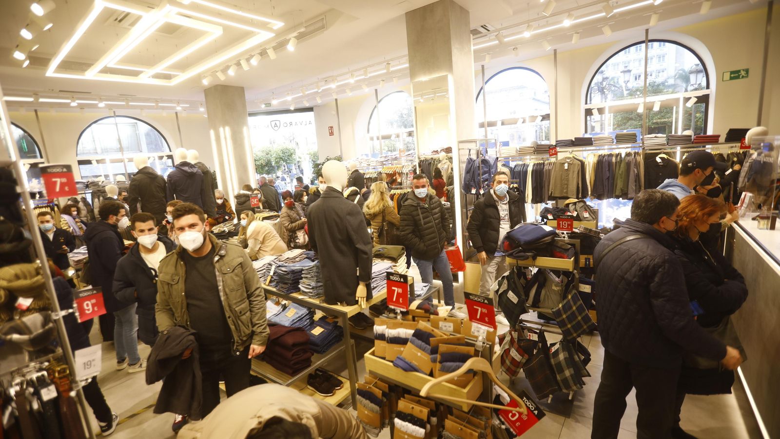 Colas para pagar y en los probadores de una tienda en rebajas