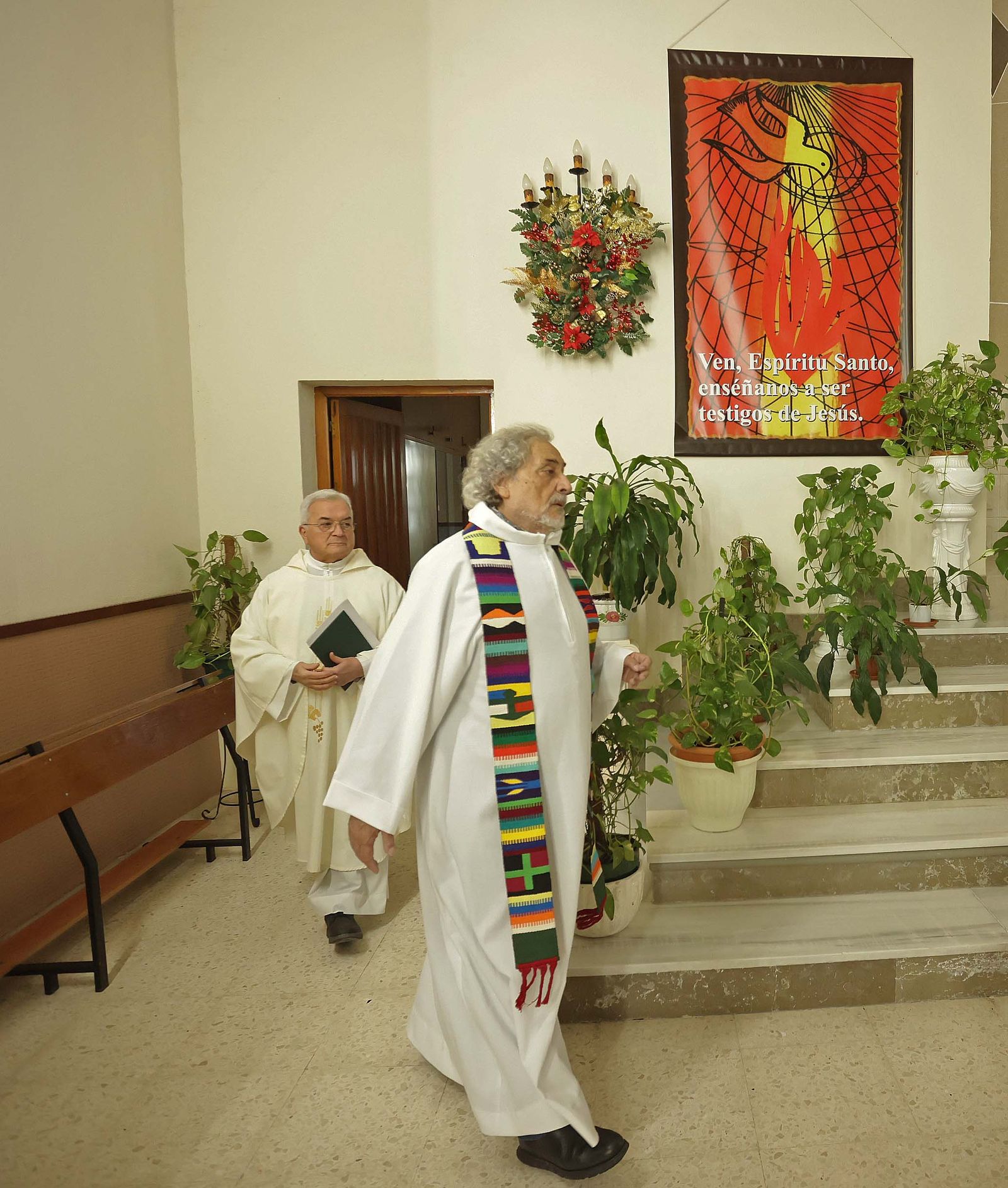 Fotos de la misa conmemorativa de los 50 años de dedicación del padre Pedro a la parroquia y al barrio de La Piñera