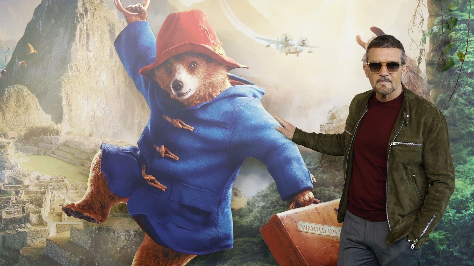 Banderas junto al oso Paddington.