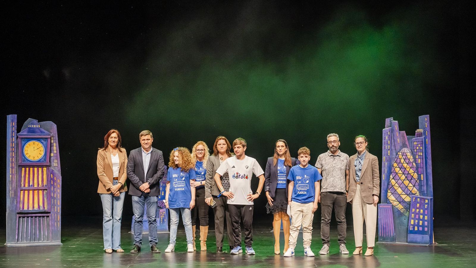 Autoridades con los participantes.