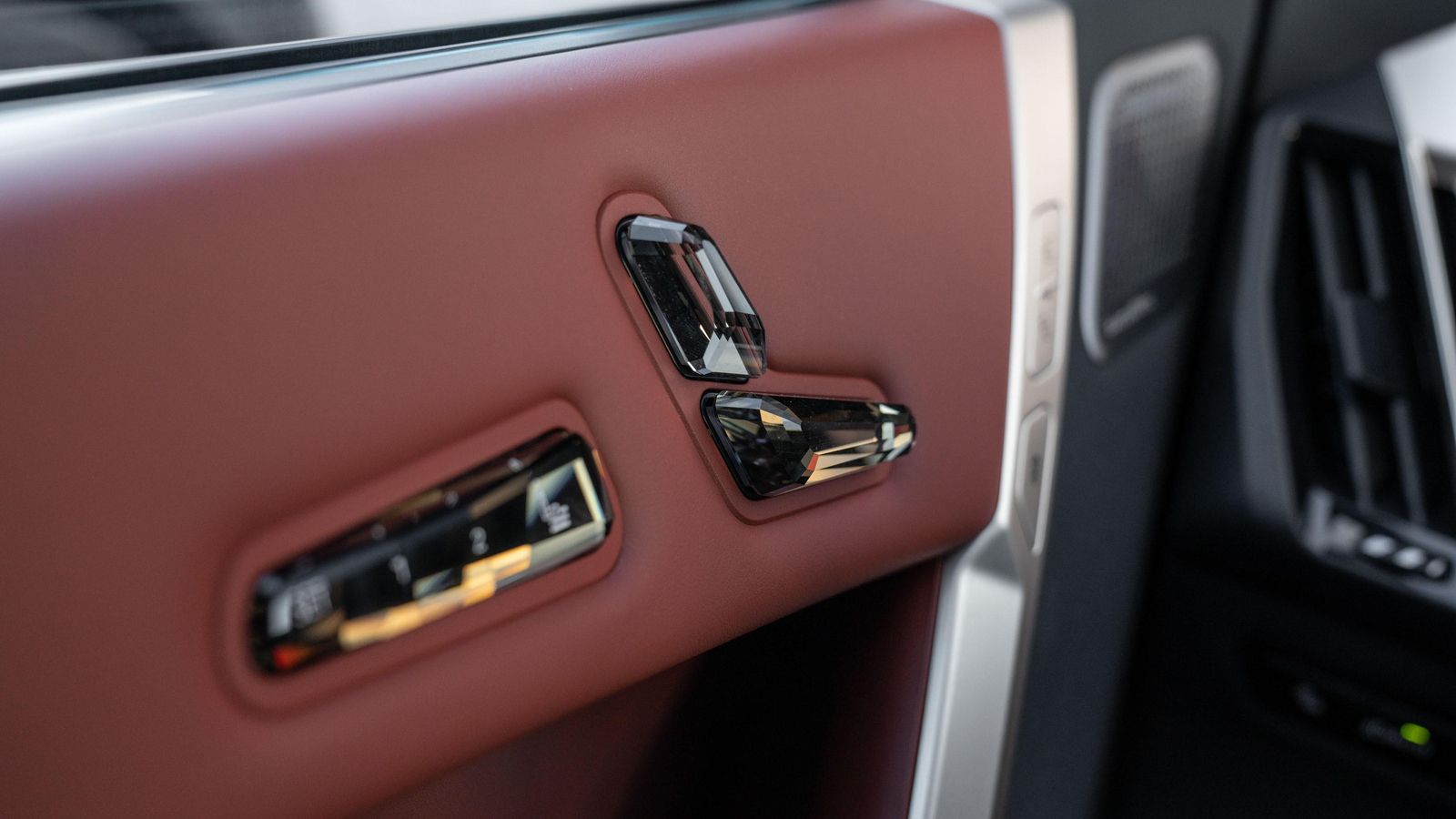 Los mandos de regulación de los asientos están en las puertas y con este acabado provocan destellos que pueden llegar a ser molestos cuando sobre ellos incide el sol.