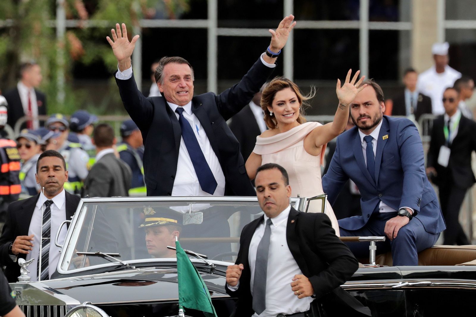 Bolsonaro,  junto a su esposa Michele, parte hacia el Congreso para asumir la Presidencia de Brasil.