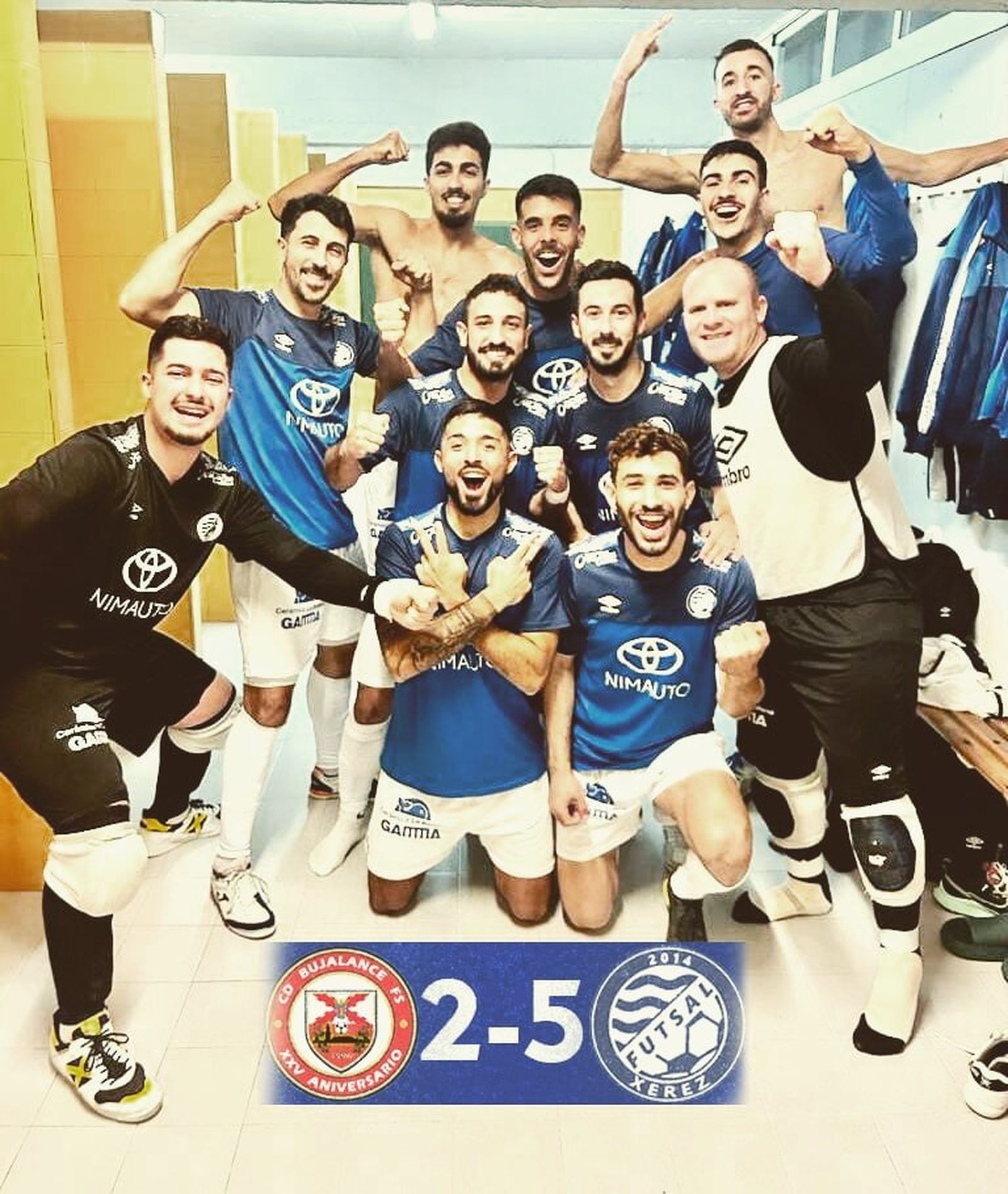 Los xerecistas celebran el triunfo en casa del Bujalance.