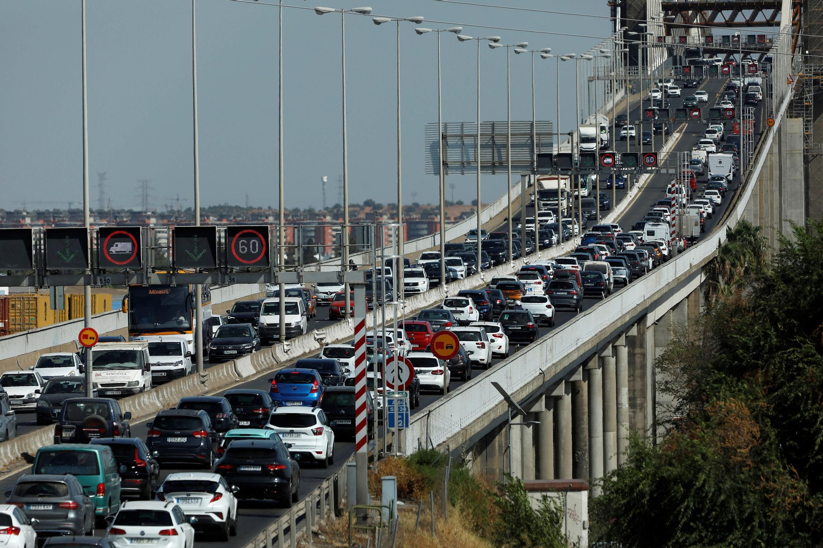 Tráfico intenso en el puente del Centenario