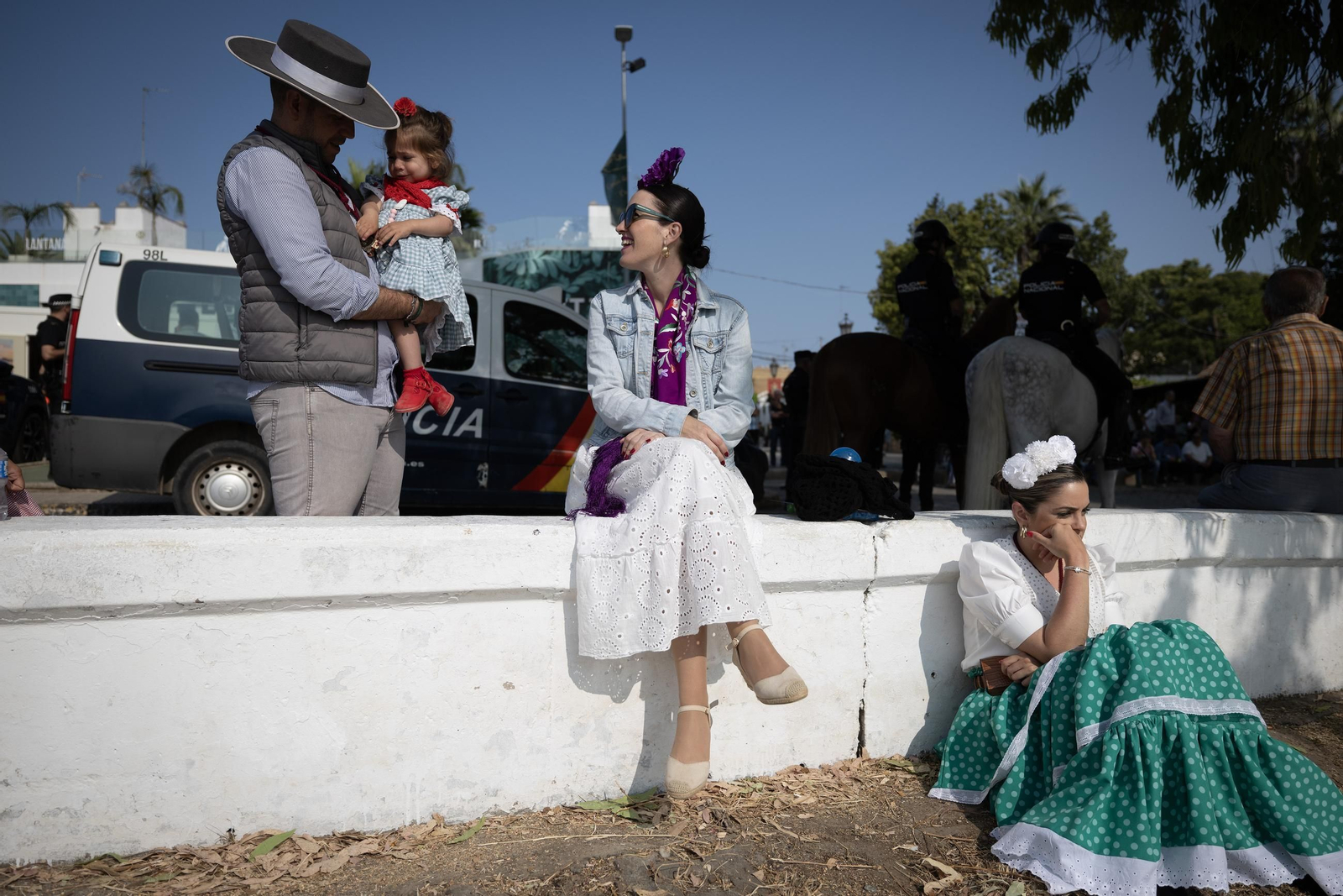 El cruce de las hermandades del Rocío por la barcaza de Coria, bajo el dispositivo de seguridad de la Policía Nacional