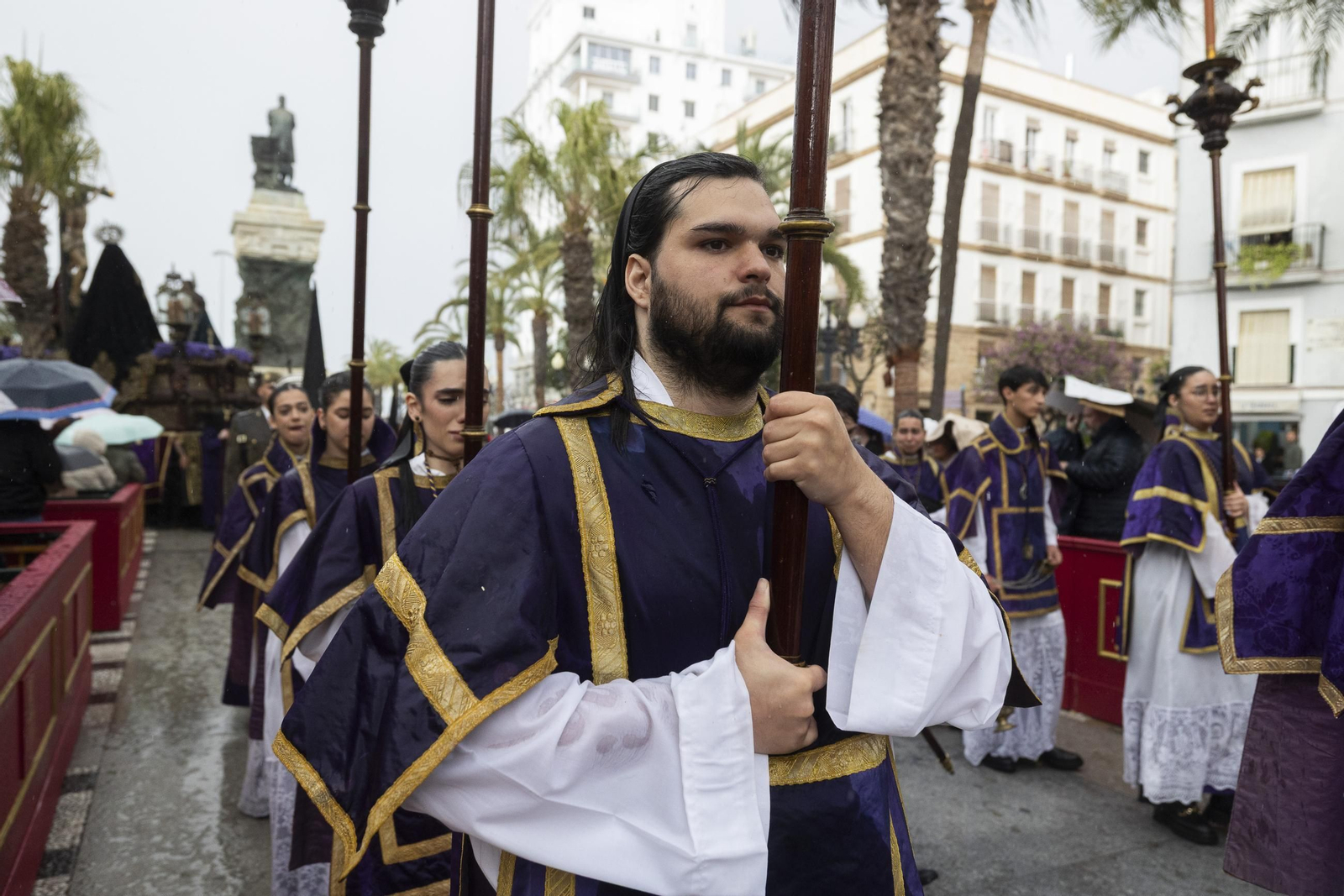 imágenes de la salida de Piedad, bajo llluvia y granizo, en la Semana Santa de Cádiz 2025