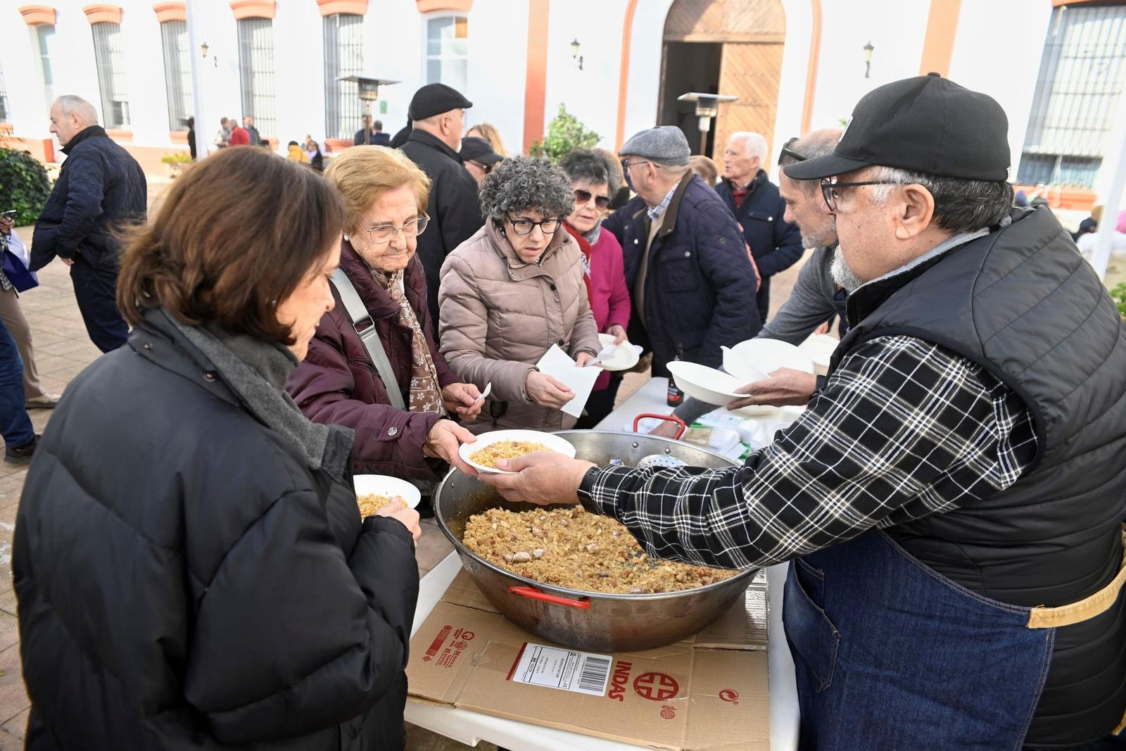 Las migas de la Cruz Blanca, en imágenes