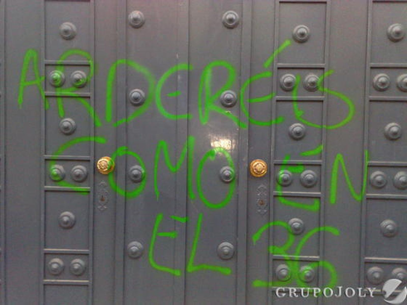 Una casa hermandad de Dos Hermanas amanece con pintadas anarquistas