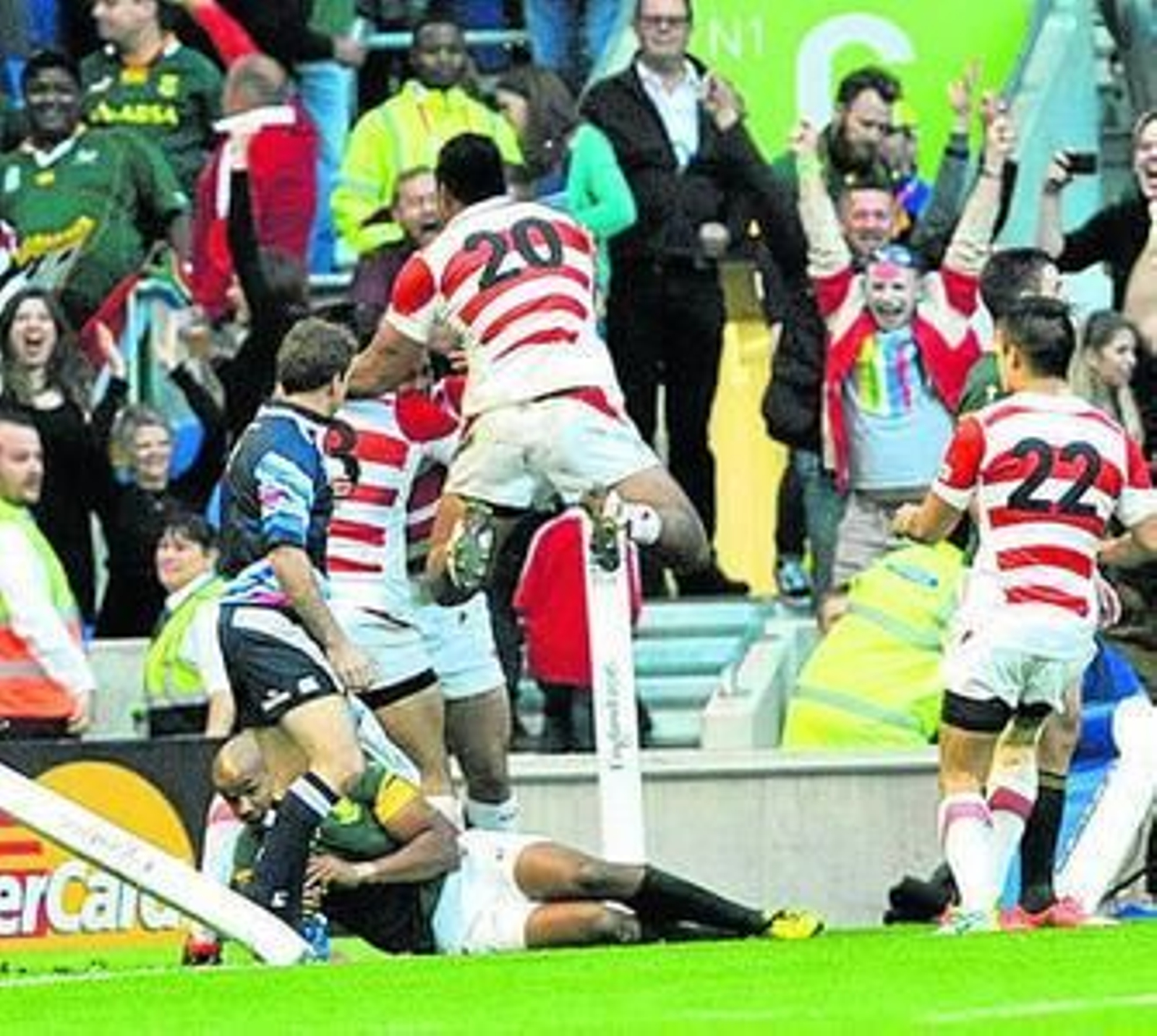 Los jugadores japoneses celebran el ensayo del triunfo ante Sudáfrica.