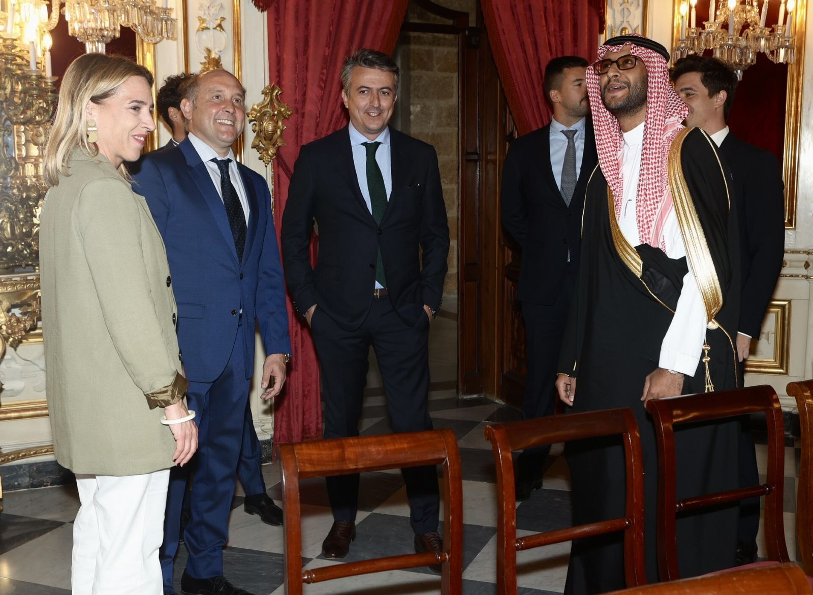 La delegación de Arabia Saudí, con la presidenta y el vicepresidente de la Diputación, de visita en el Palacio Provincial.