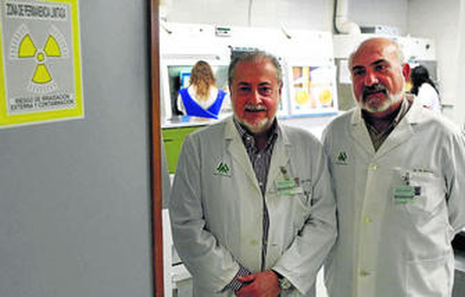 Los doctores Miguel Herrador y Ricardo Vázquez, ayer en el laboratorio del Virgen del Rocío.